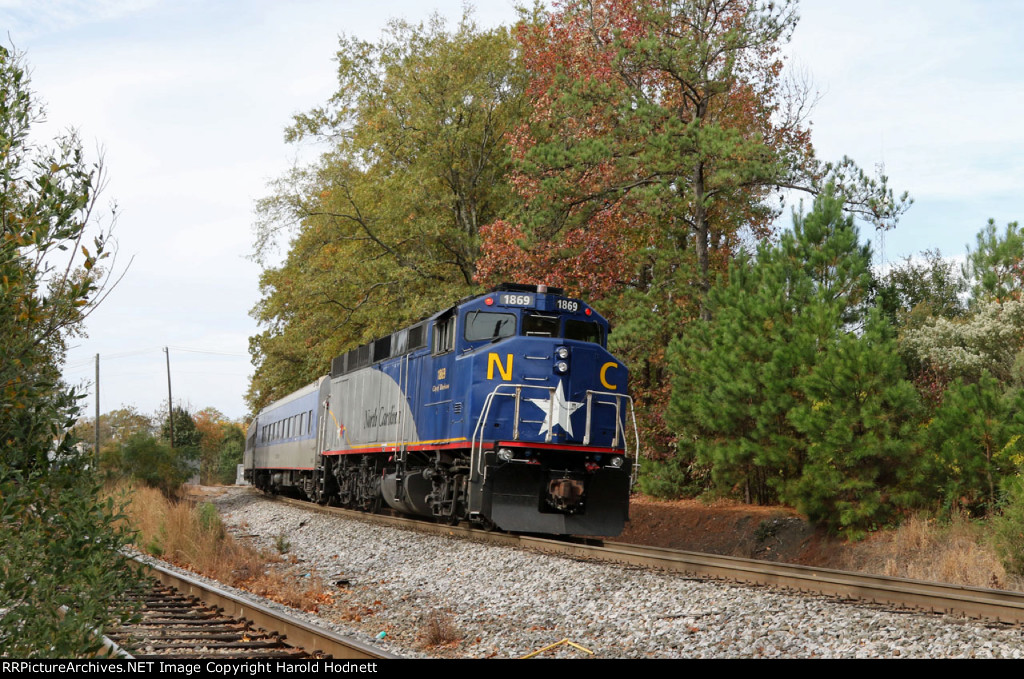 RNCX 1869 brings up the rear of train 75